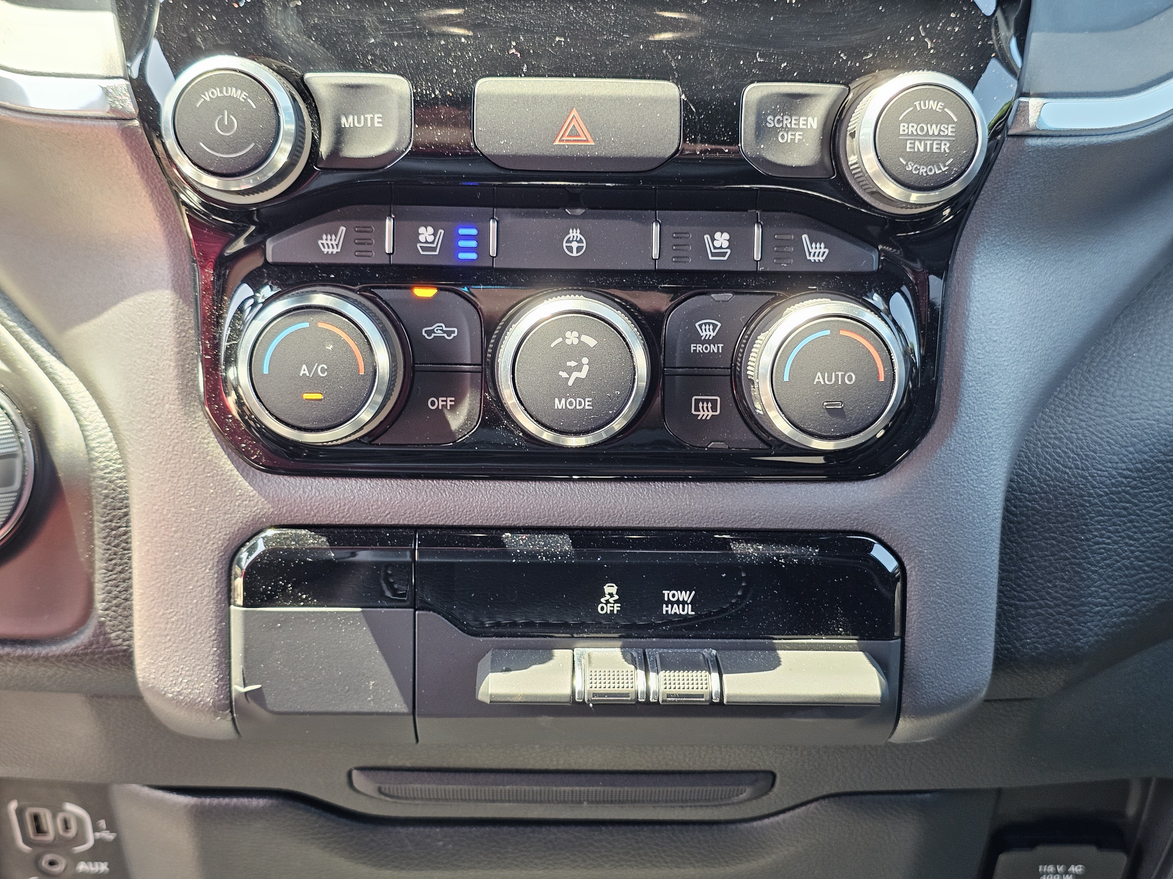Used 2024 RAM 1500 Laramie AWD/4WD image 30