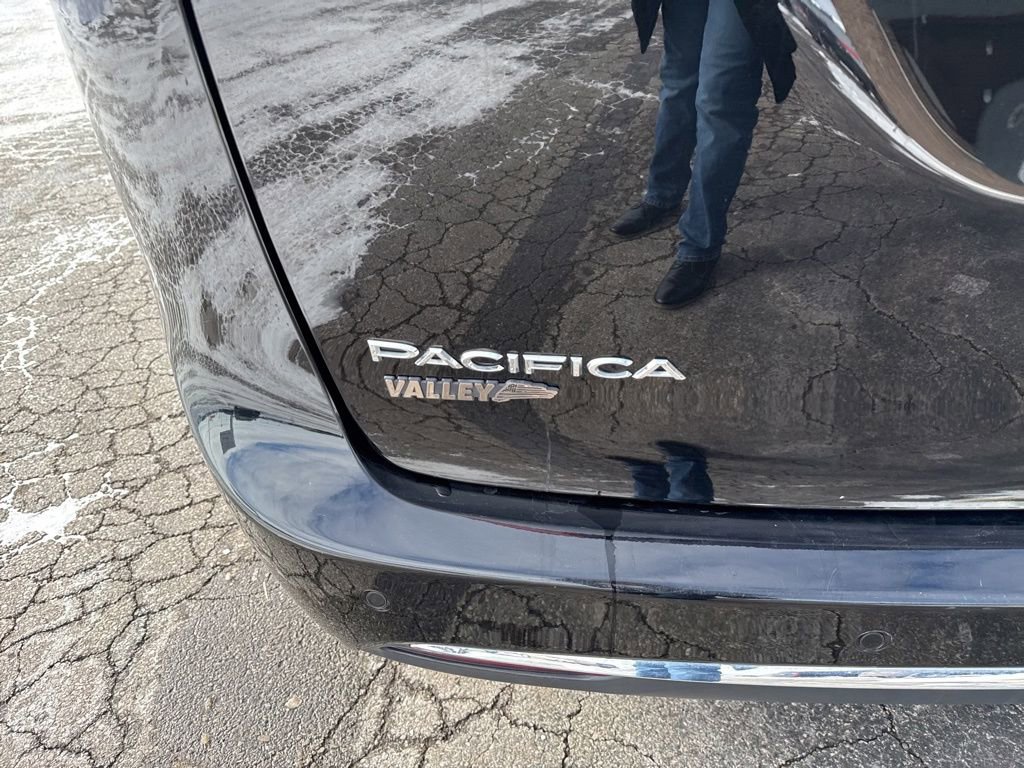 Used 2024 Chrysler Pacifica Touring-L image 9