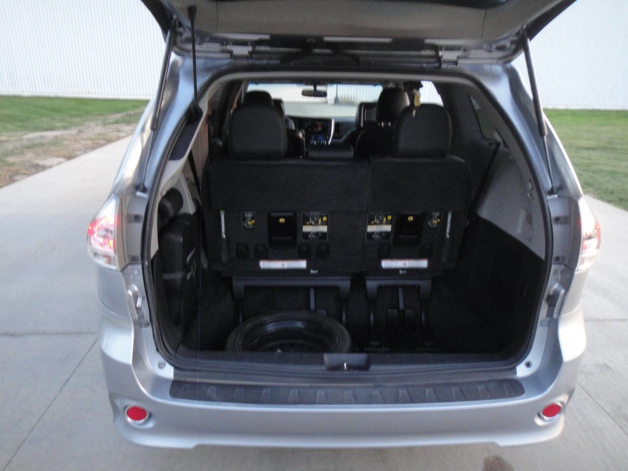 Used 2016 Toyota Sienna SE Premium image 30