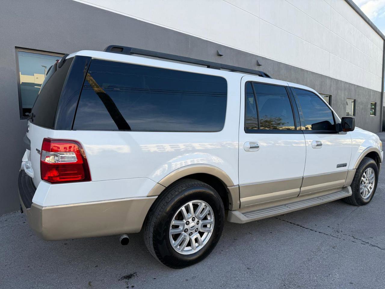 Used 2007 Ford Expedition EL Eddie Bauer RWD image 2
