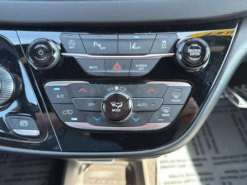Used 2025 Chrysler Pacifica Select FWD image 16