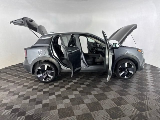 Used 2025 Nissan Kicks SR FWD image 16