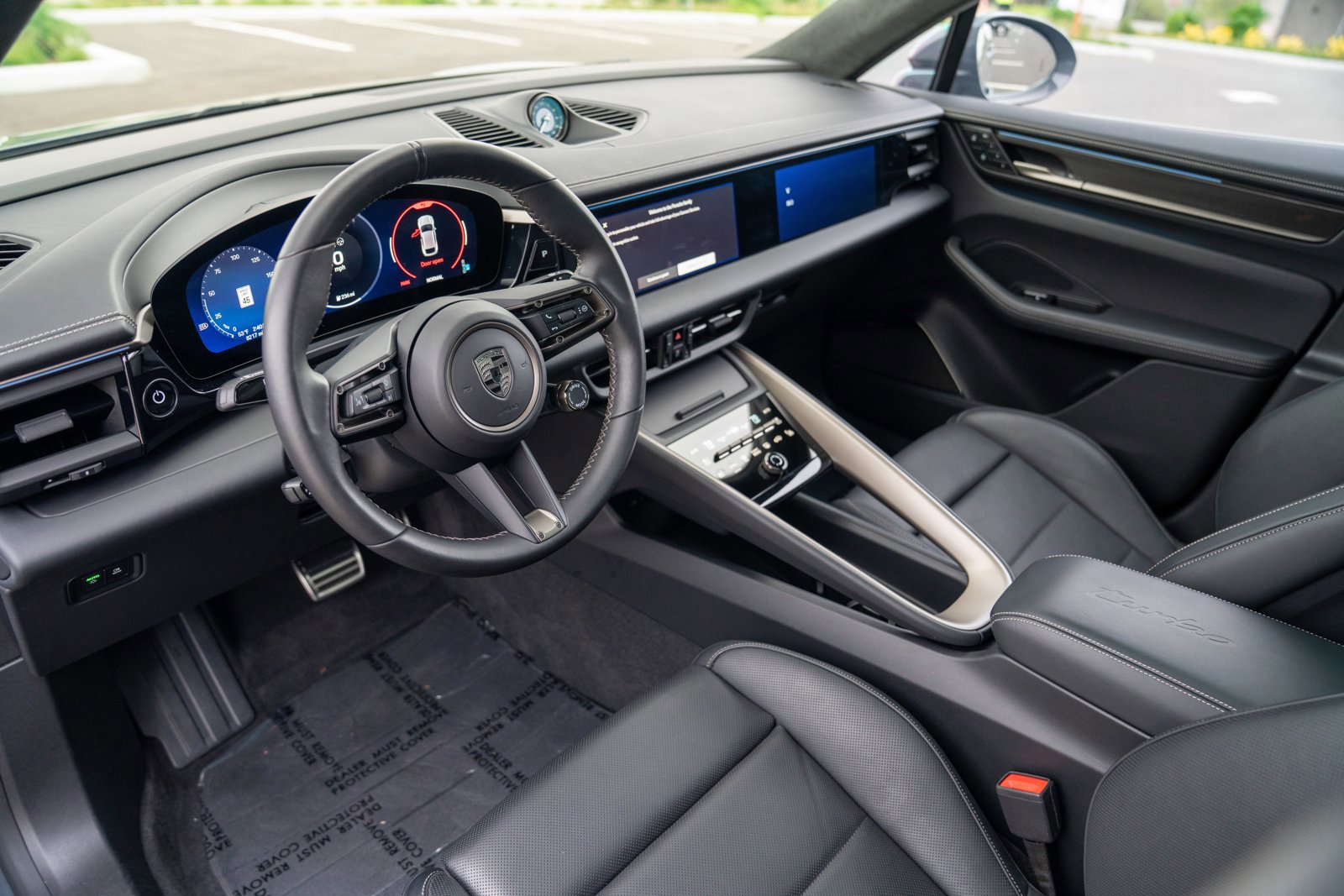 Certified 2025 Porsche Macan Turbo Electric AWD/4WD image 4