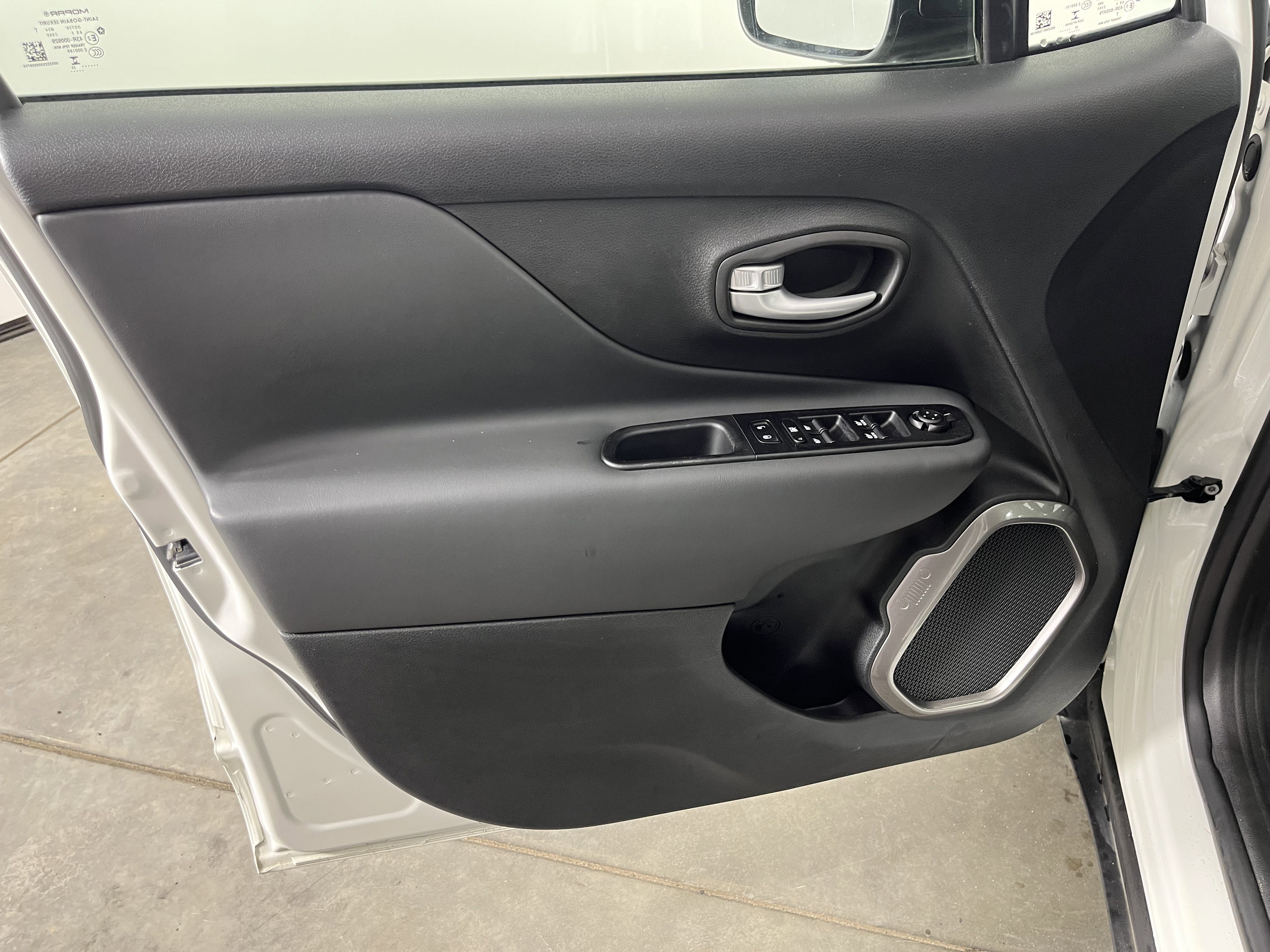 Used 2023 Jeep Renegade Latitude w/ Premium Group AWD/4WD image 17