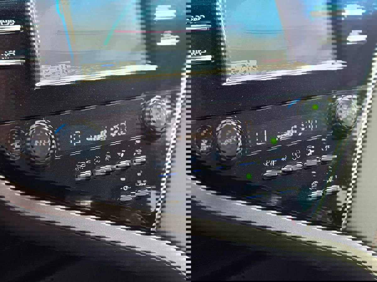 Used 2018 Toyota Camry XLE image 35