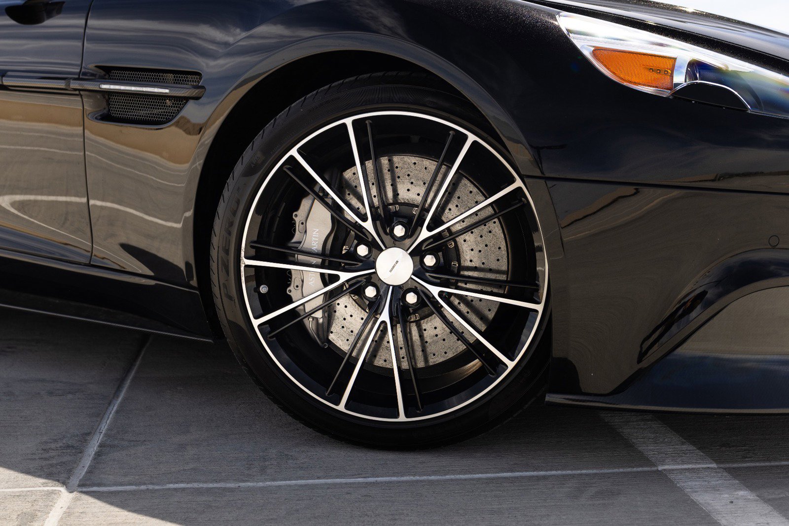 Used 2015 Aston Martin Vanquish Volante RWD image 17