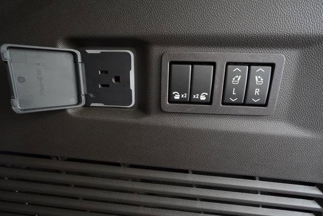 Used 2024 GMC Yukon SLT w/ SLT Premium Package image 36