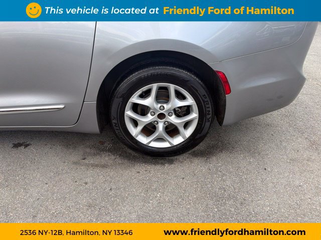 Used 2017 Chrysler Pacifica Touring-L w/ Tire & Wheel Group FWD image 15