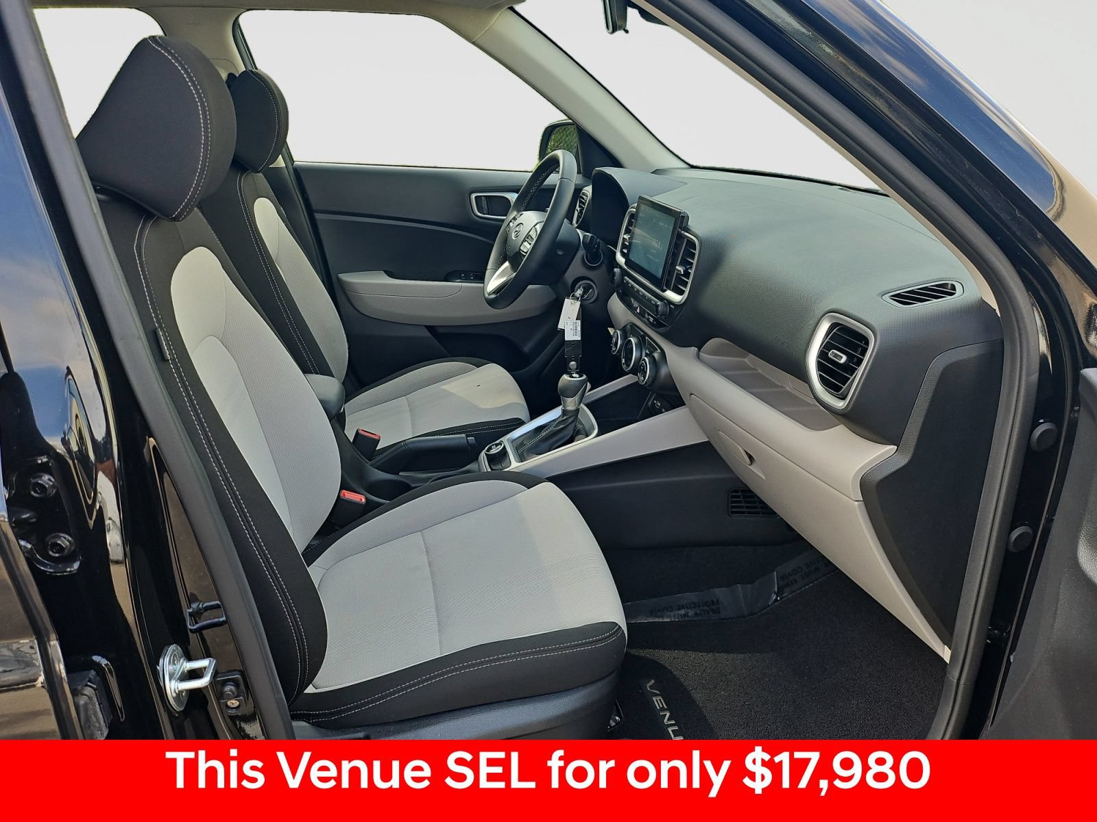 Used 2022 Hyundai Venue SEL FWD image 17