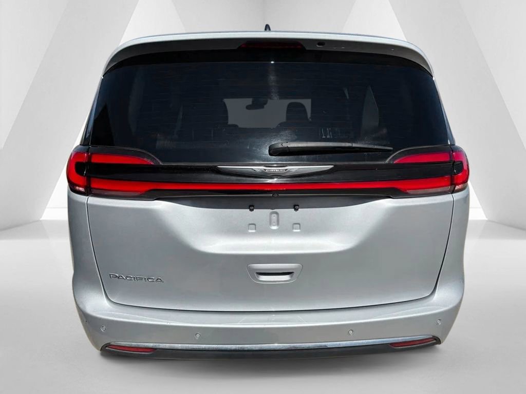 Used 2023 Chrysler Pacifica Touring-L image 6