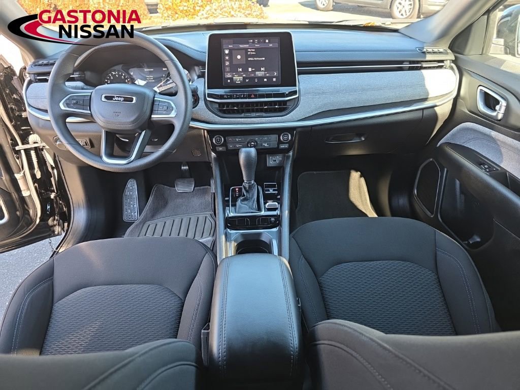 Used 2025 Jeep Compass Sport image 41