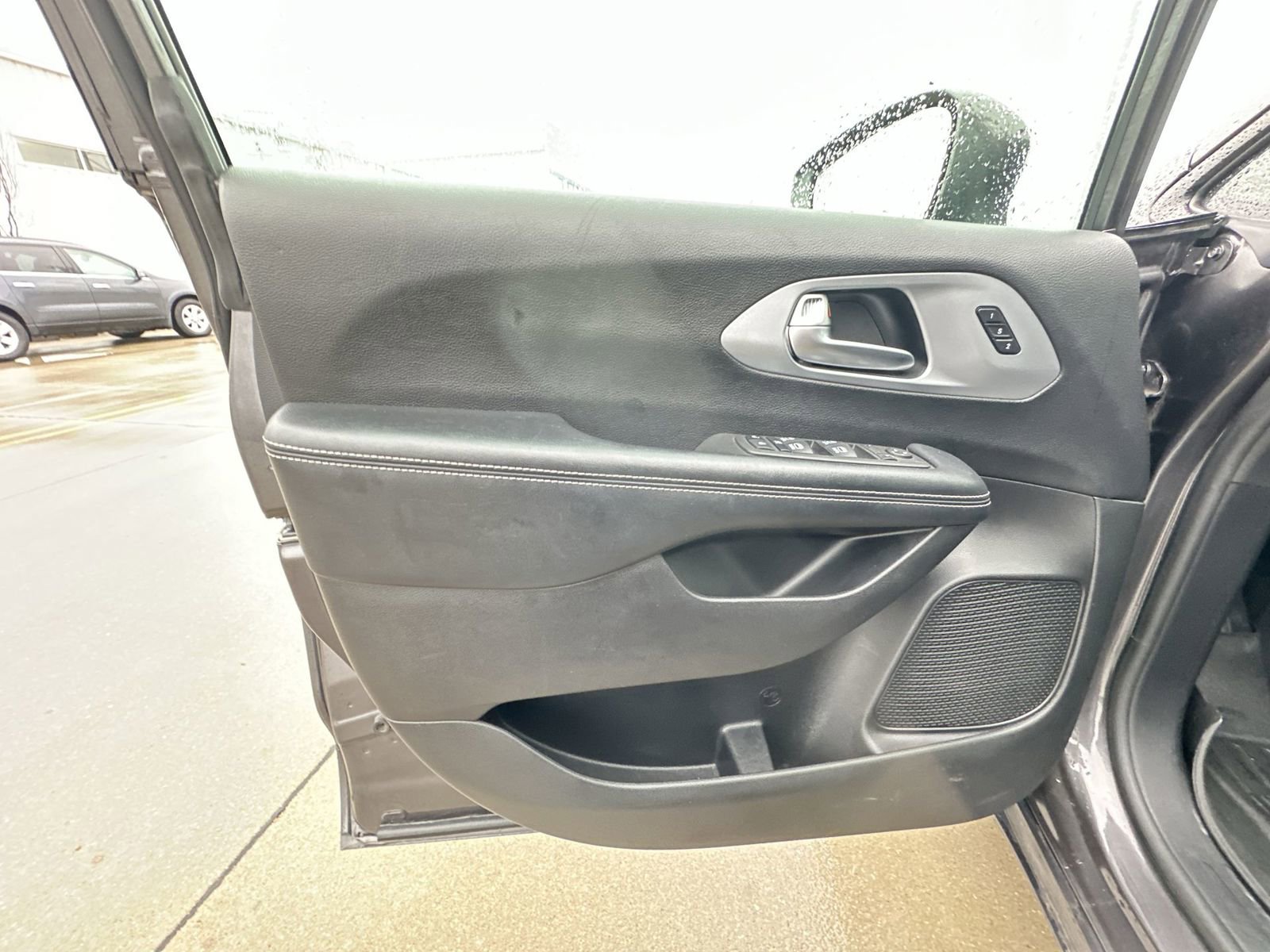 Used 2021 Chrysler Pacifica Touring-L w/ Uconnect Theater Family Group AWD/4WD image 22