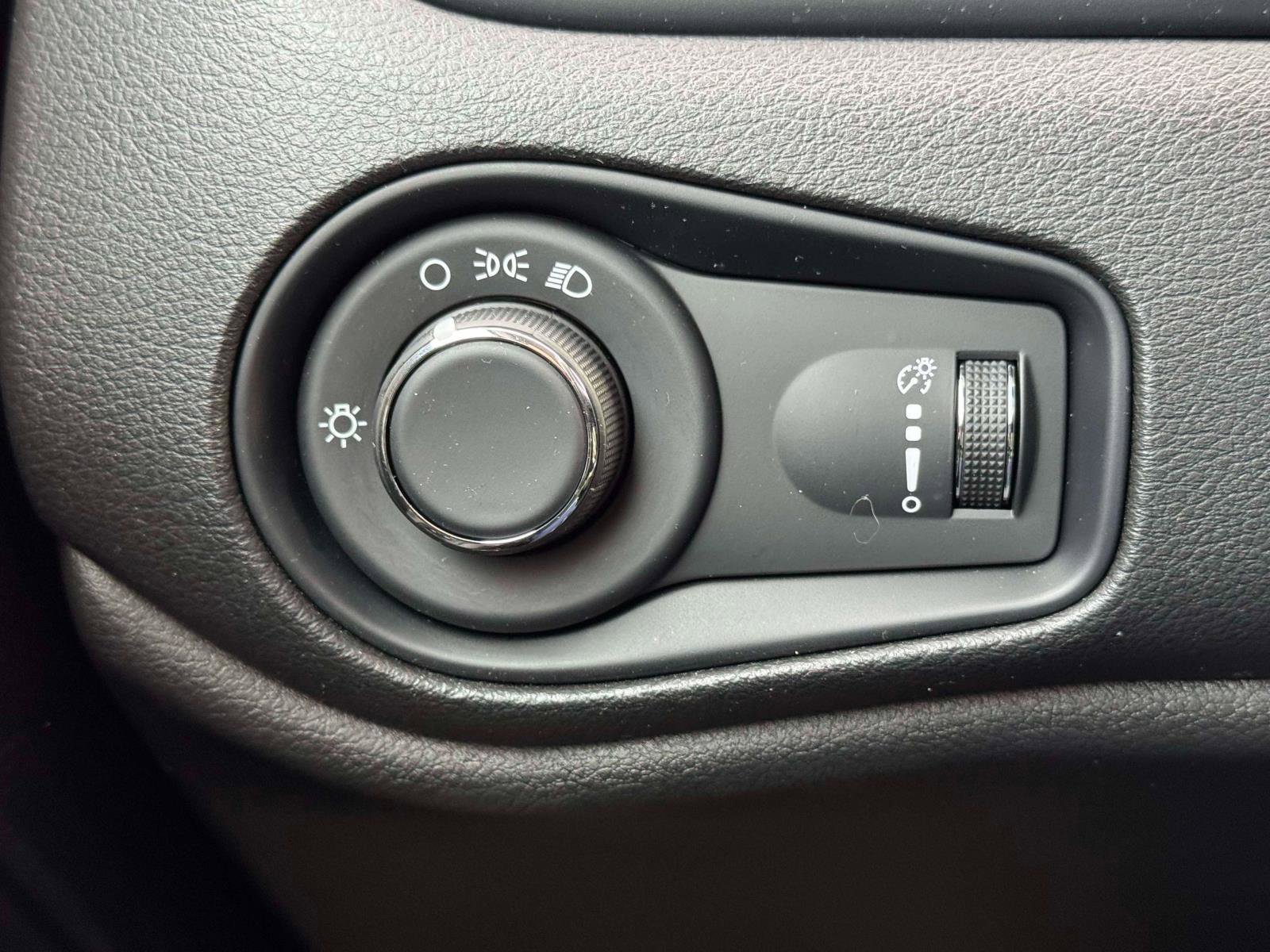 Used 2023 Jeep Renegade Latitude image 16