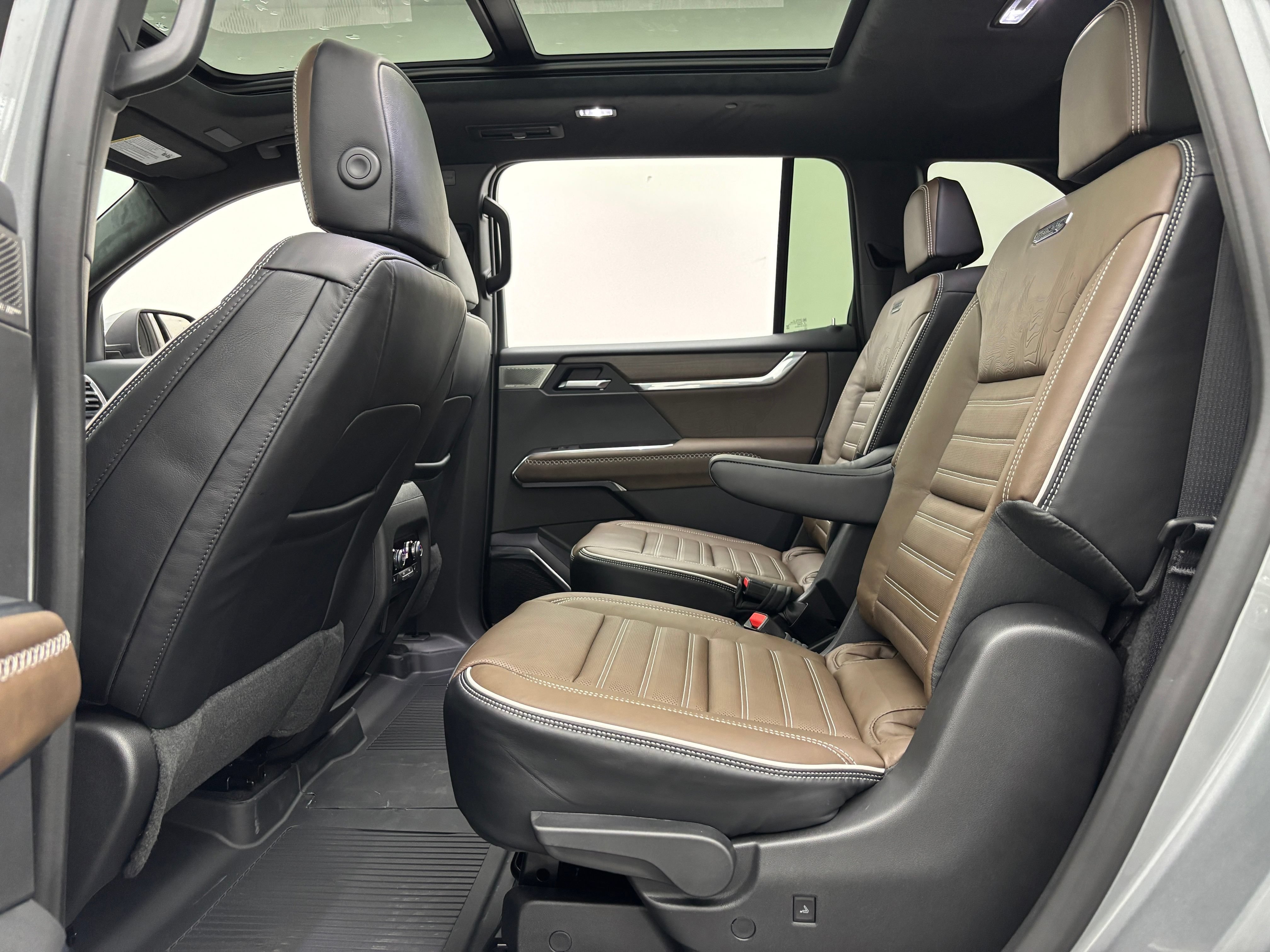 New 2027 GMC Acadia Denali Ultimate w/ LPO, Floor Liner Package AWD/4WD image 47