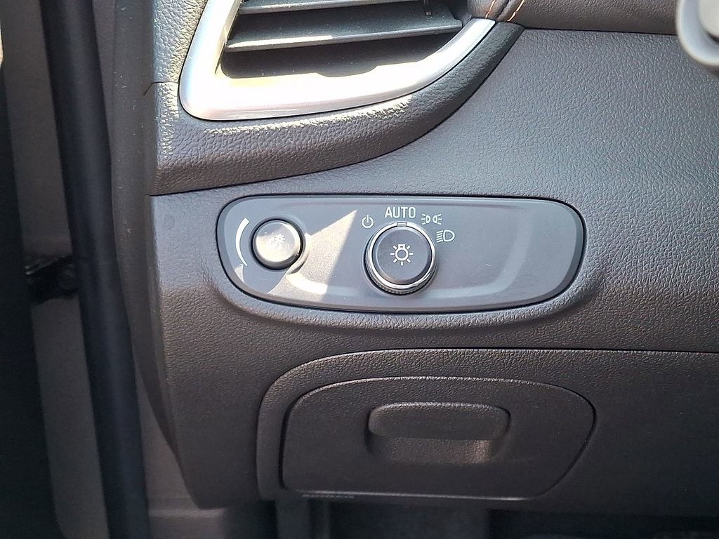 Used 2022 Chevrolet Trax LT w/ LT Convenience Package image 26