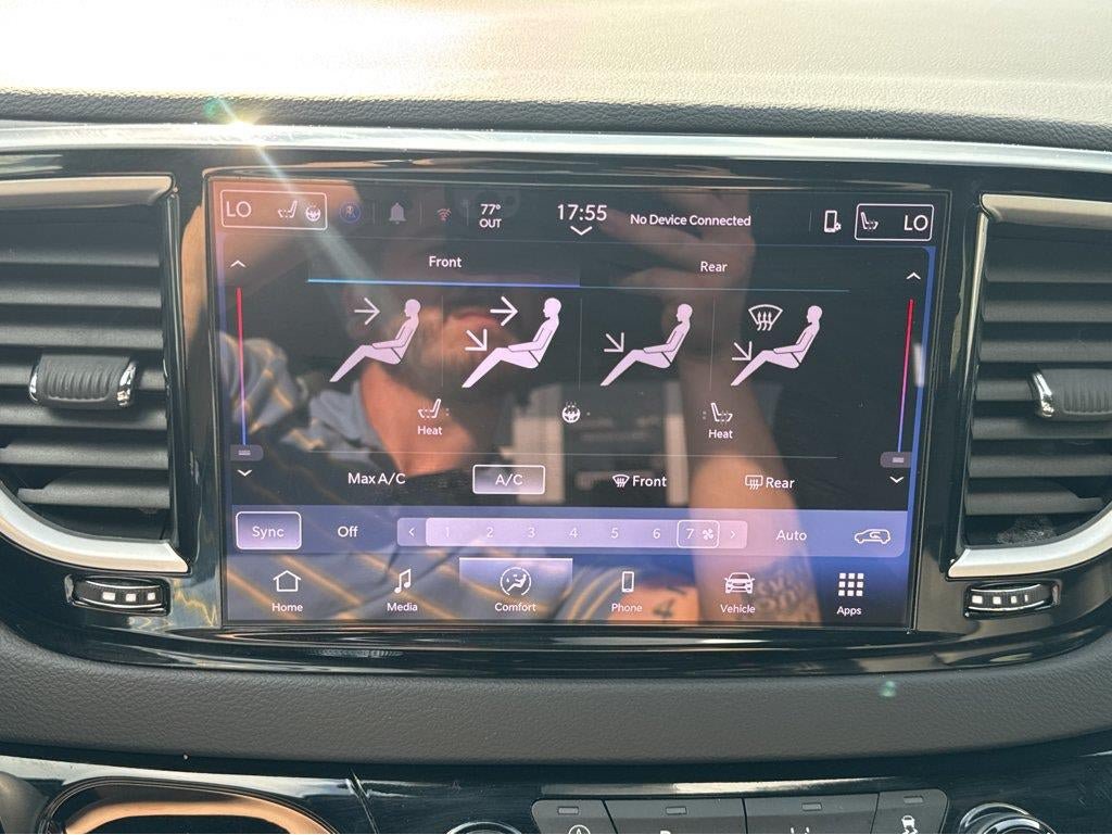 Used 2025 Chrysler Pacifica Select FWD image 25