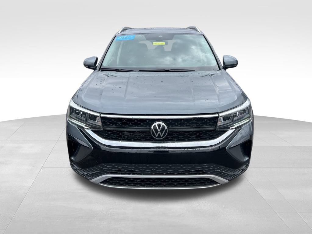 Used 2023 Volkswagen Taos SE w/ Panoramic Sunroof Package image 3