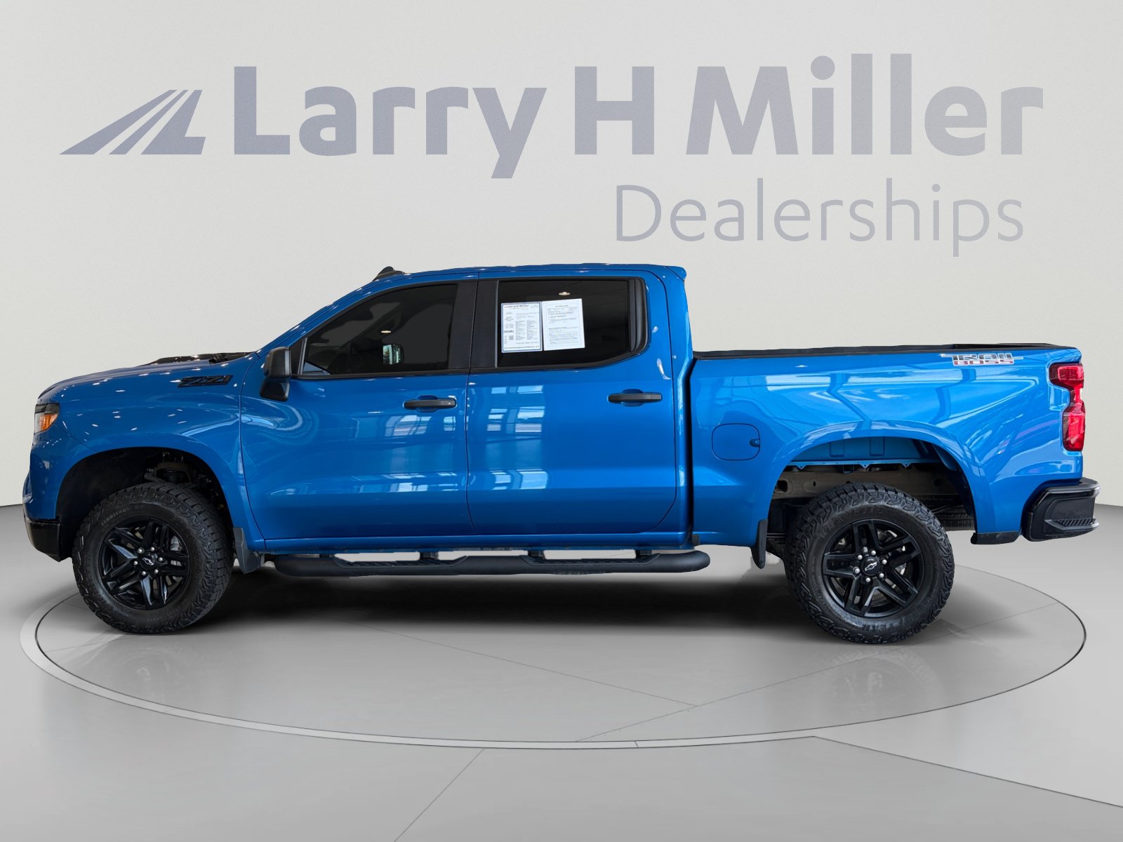 Used 2024 Chevrolet Silverado 1500 Custom Trail Boss w/ LPO, Dark Essentials Package AWD/4WD image 2