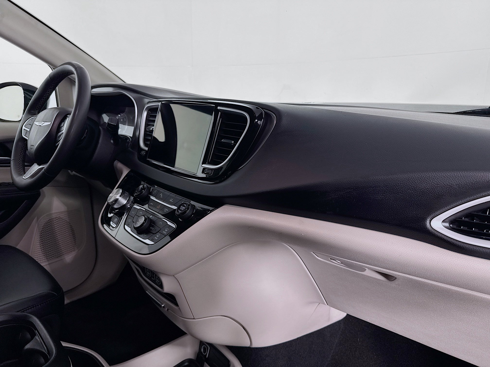 Used 2024 Chrysler Pacifica Touring-L FWD image 29