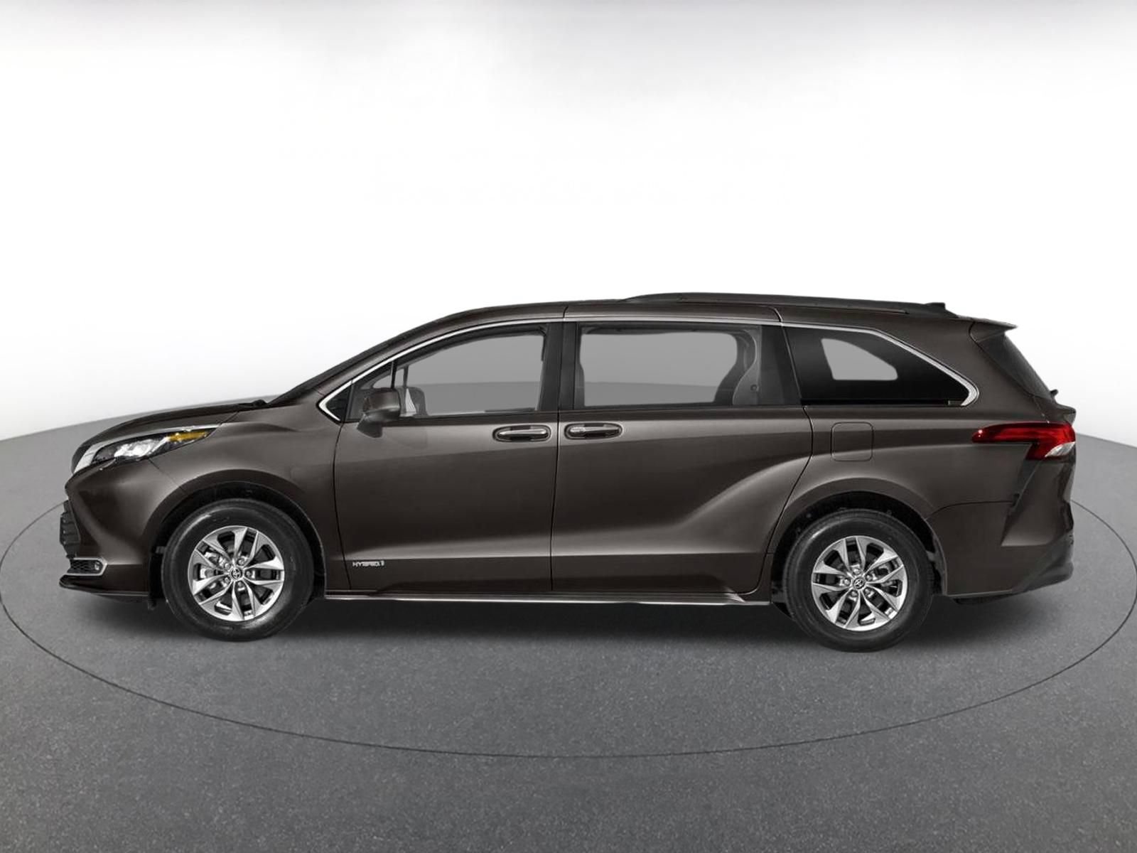 Used 2024 Toyota Sienna XLE FWD image 3