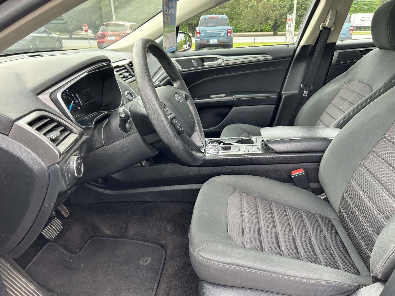 Used 2020 Ford Fusion SE FWD image 15
