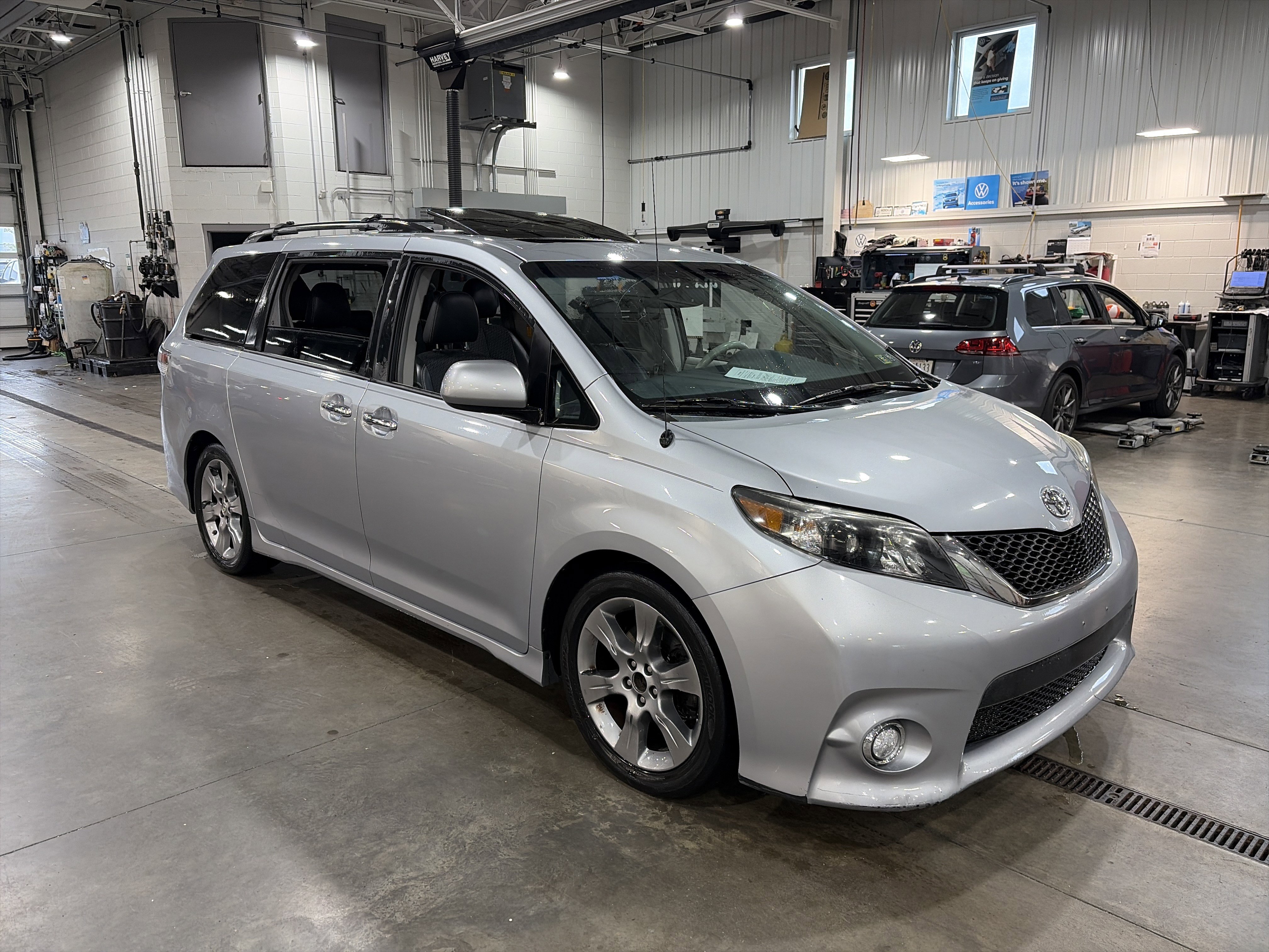 Used 2013 Toyota Sienna SE w/ Premium Pkg w/Entune FWD image 3