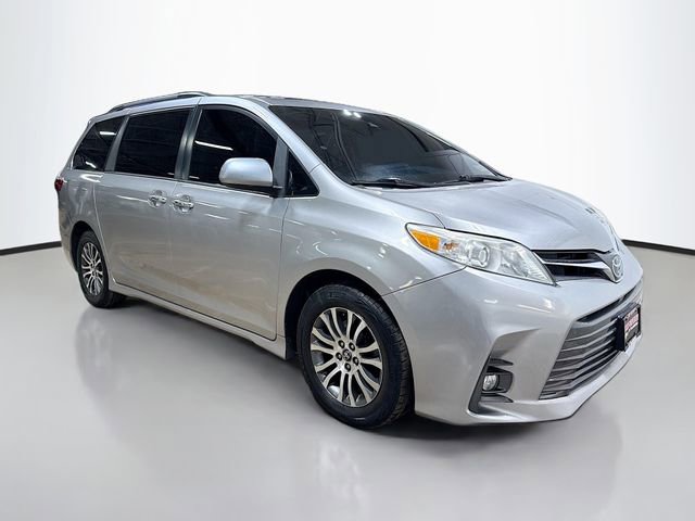 Used 2018 Toyota Sienna XLE image 5
