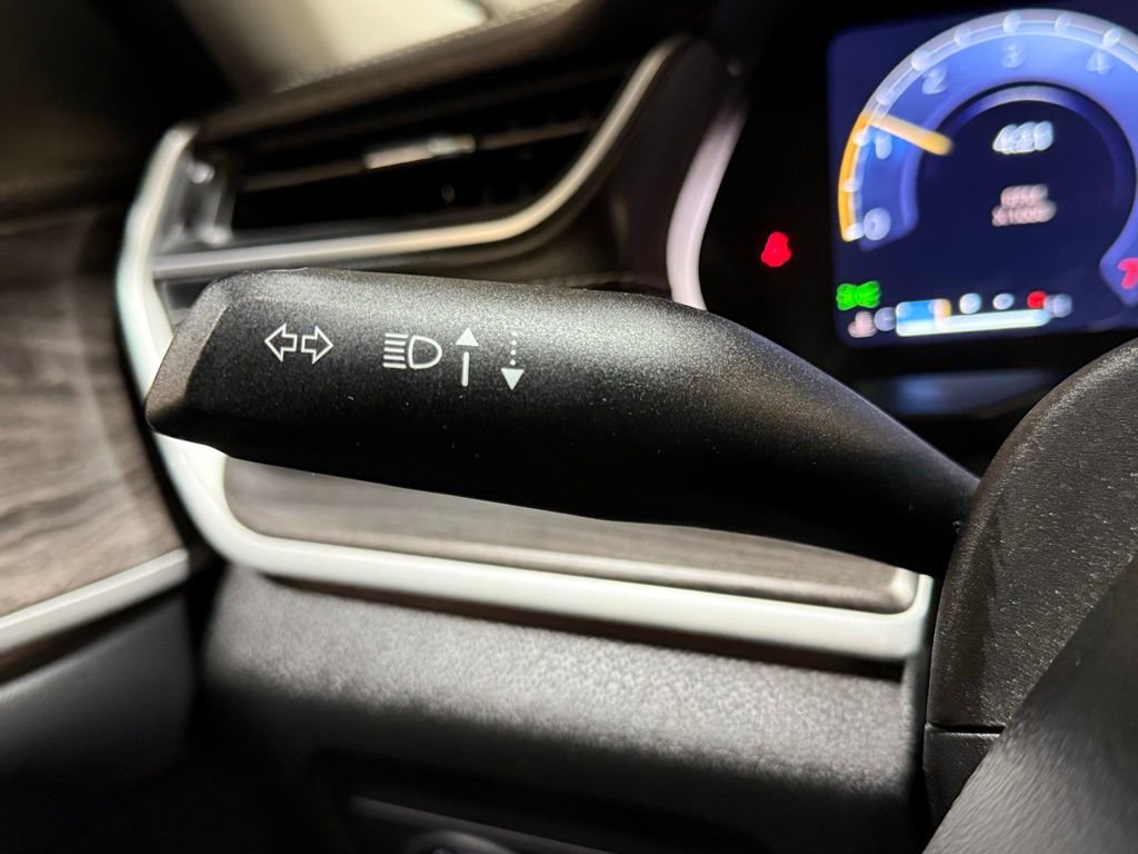 Used 2023 Jeep Grand Cherokee L Limited w/ Black Appearance Package image 21