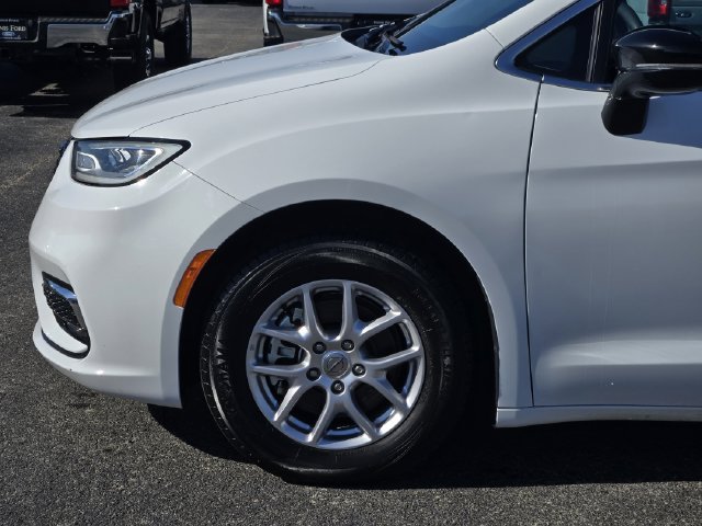 Used 2024 Chrysler Pacifica Touring-L FWD image 8