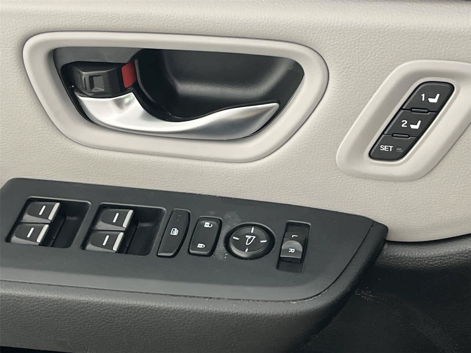 Used 2025 Honda Pilot EX-L image 32