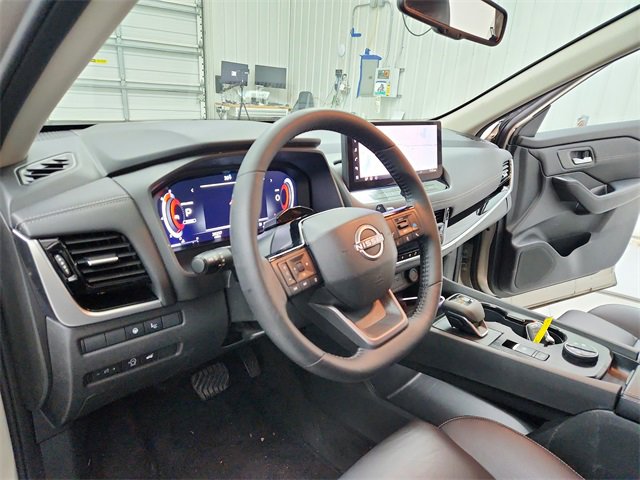 Used 2025 Nissan Rogue SL w/ Tech Package image 18