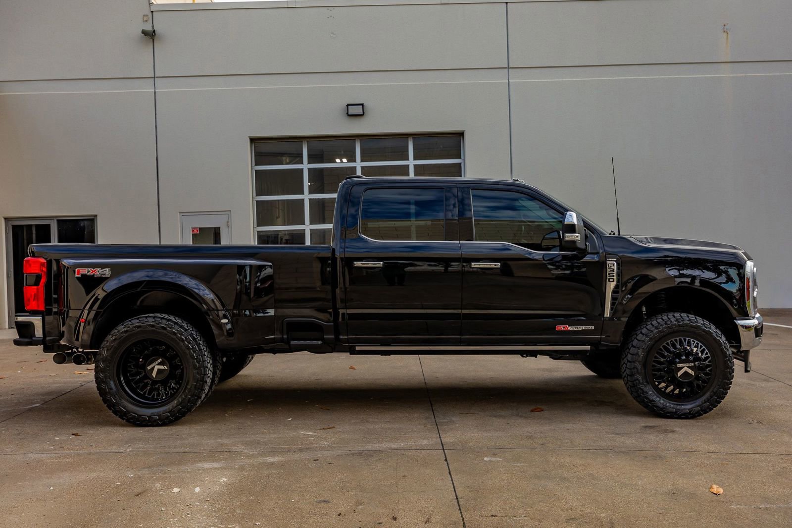 Used 2024 Ford F350 Lariat w/ Lariat Ultimate Package image 11