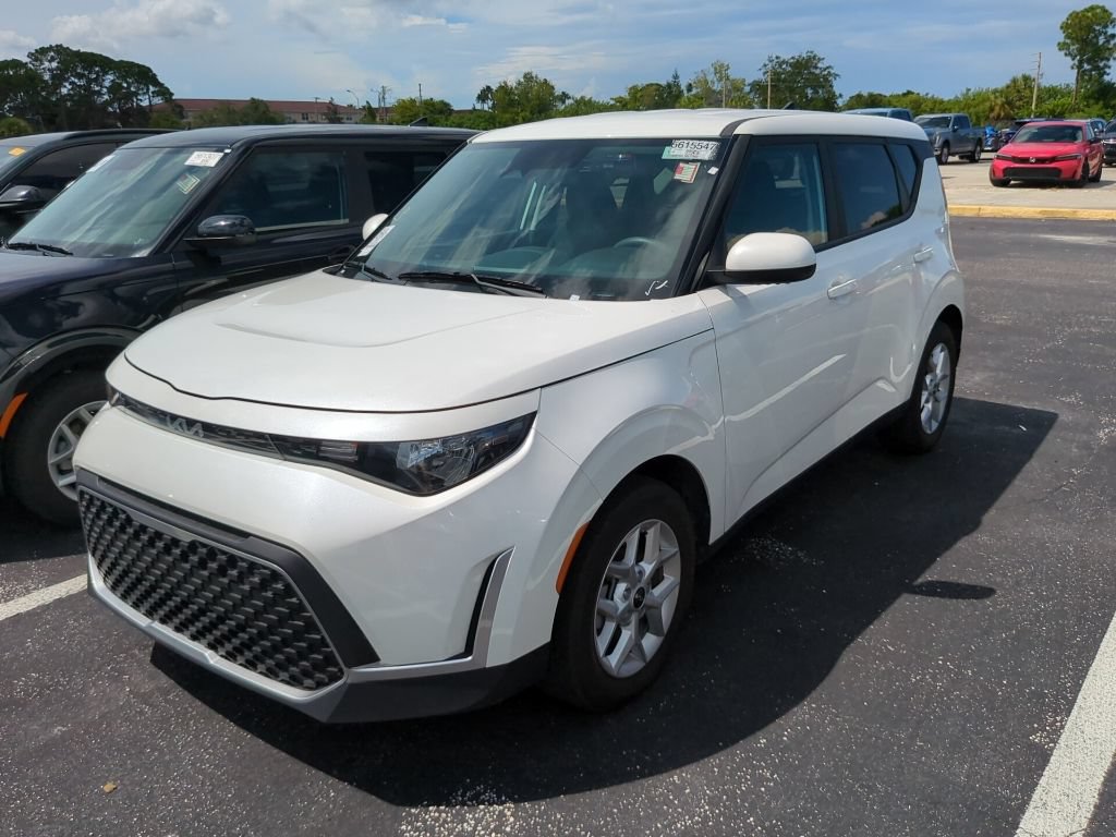 Certified 2025 Kia Soul LX w/ LX Technology Package FWD image 6