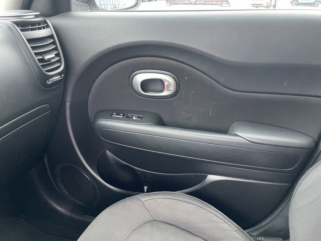 Used 2018 Kia Soul FWD image 18
