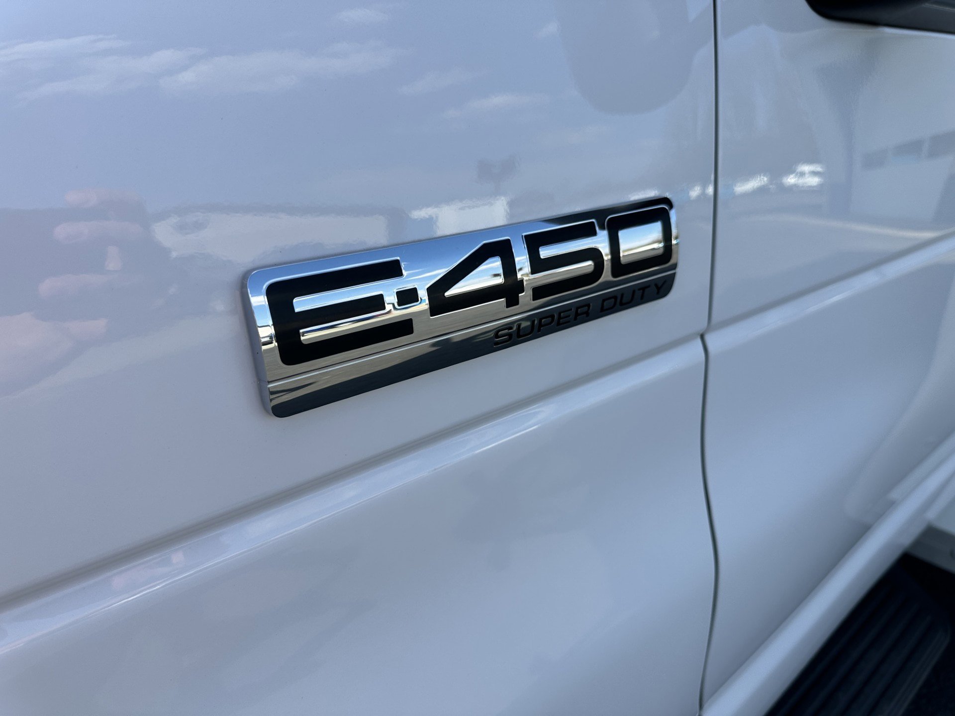 Used 2024 Ford E-450 and Econoline 450 Super Duty w/ Interior Upgrade Package RWD image 10