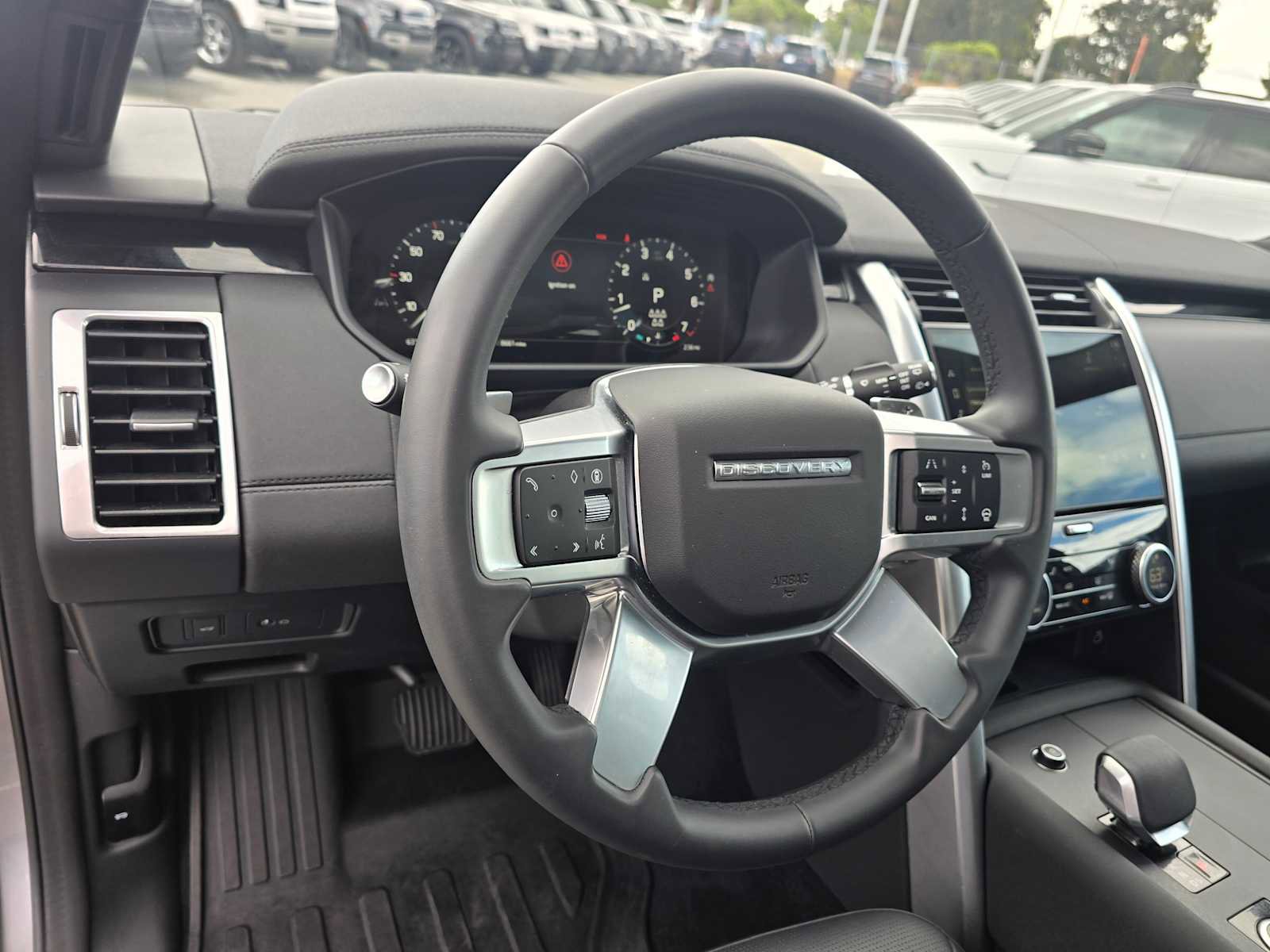 Used 2025 Land Rover Discovery S image 27