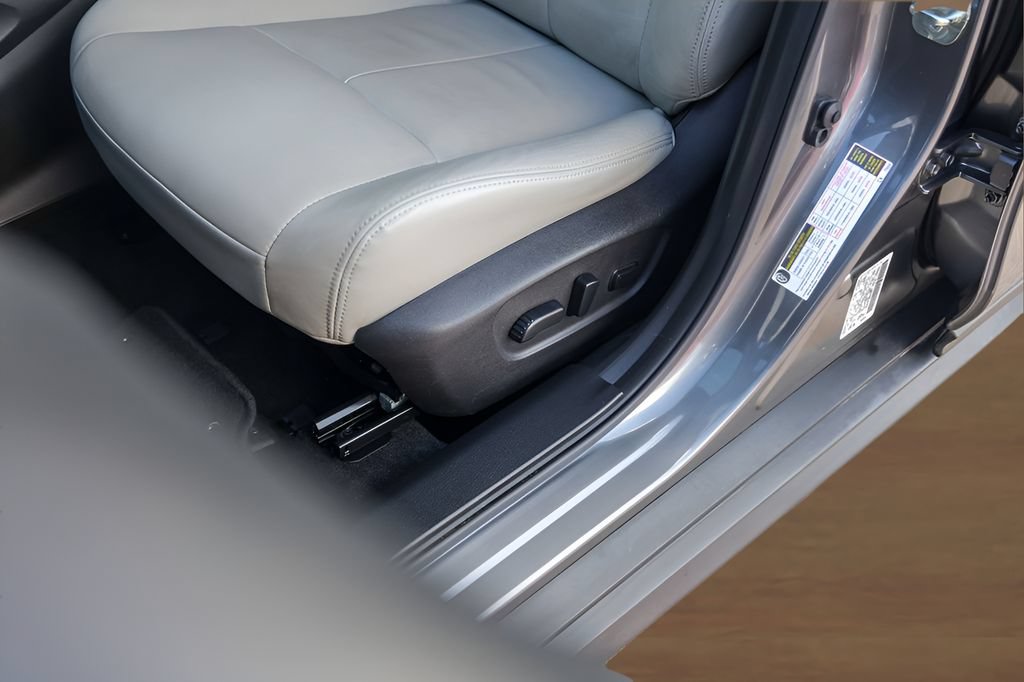 Used 2019 Nissan Rogue SV w/ Premium Package FWD image 8