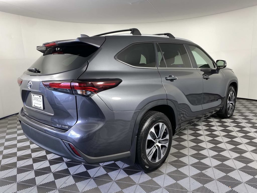 Used 2024 Toyota Highlander XLE AWD/4WD image 9