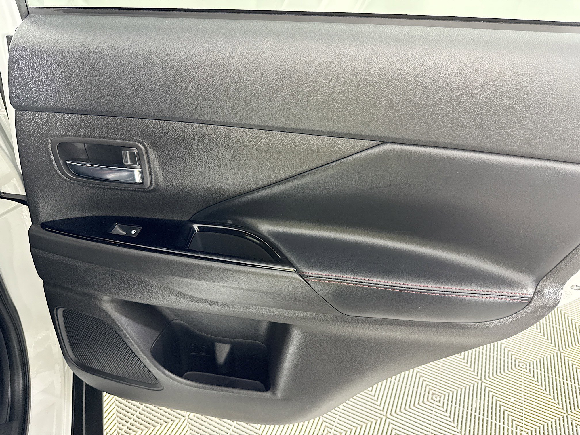 Used 2020 Mitsubishi Outlander LE image 27