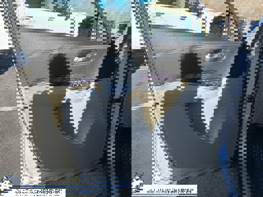 Used 2022 Cadillac XT4 Luxury w/ Cold Weather Package image 18