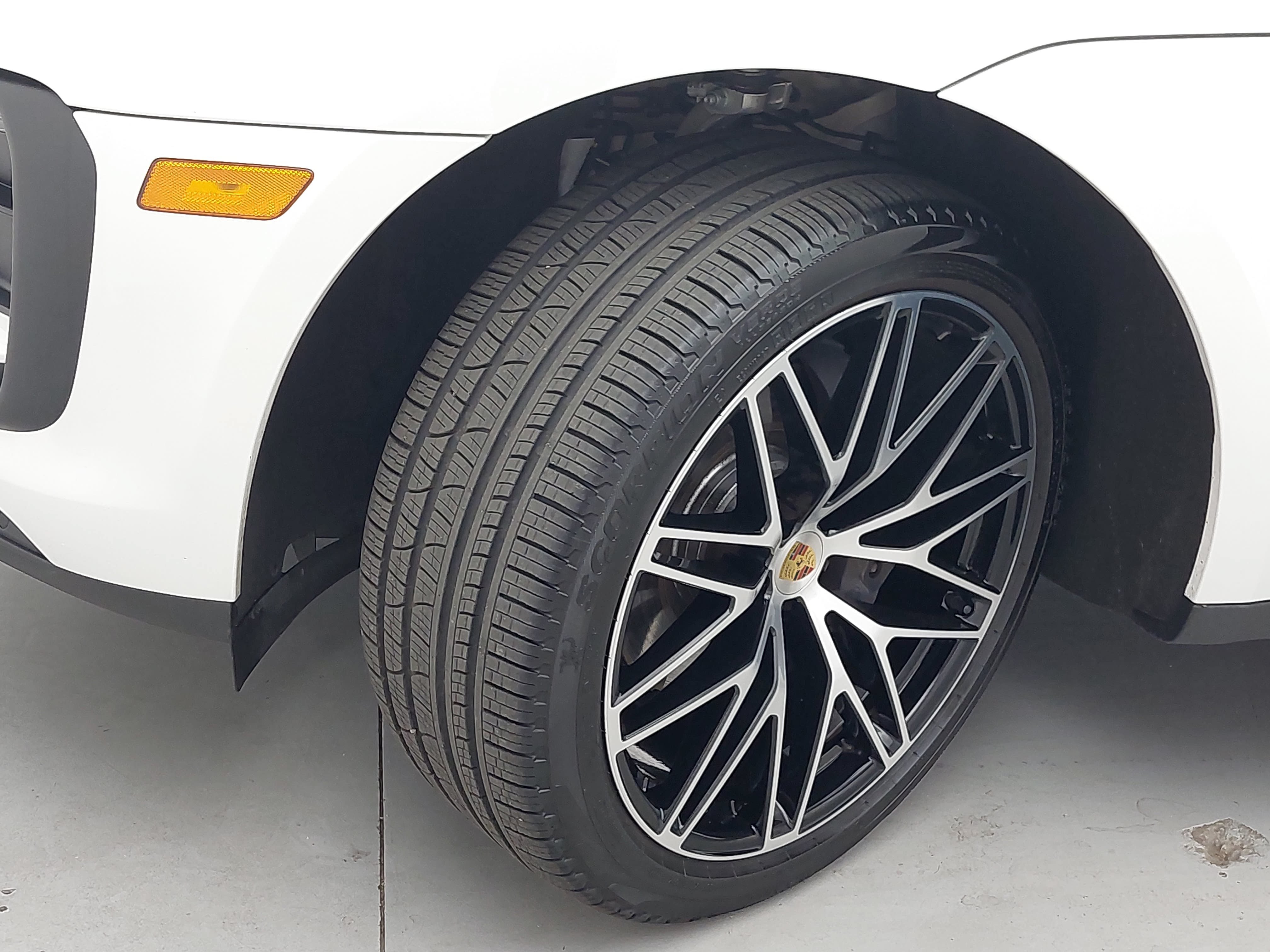 Certified 2025 Porsche Macan AWD/4WD image 35