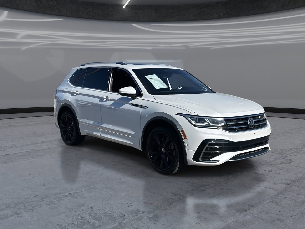 Certified 2023 Volkswagen Tiguan SEL R-Line AWD/4WD image 2