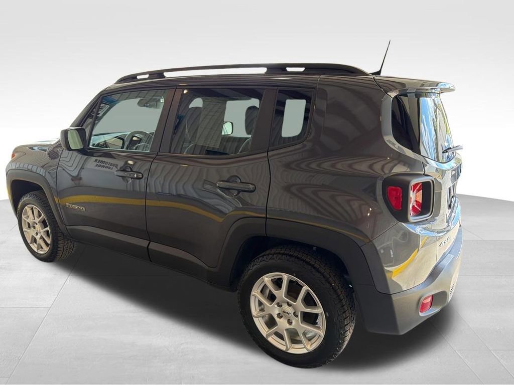 Used 2022 Jeep Renegade Latitude AWD/4WD image 3