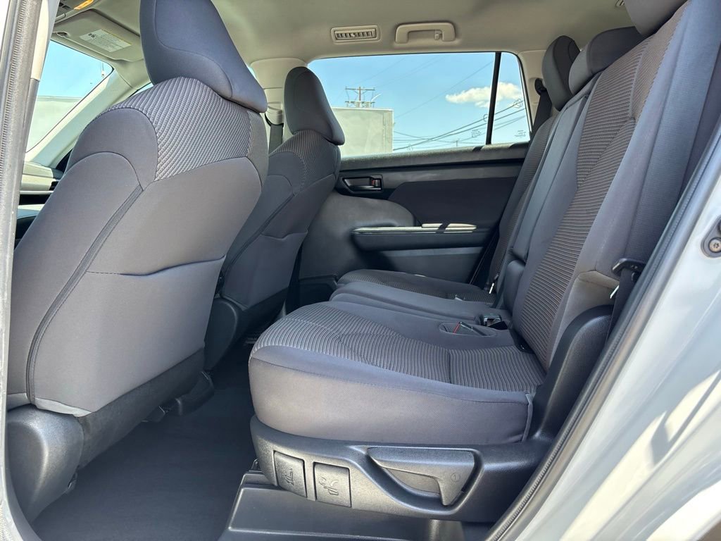Used 2022 Toyota Highlander LE FWD image 21