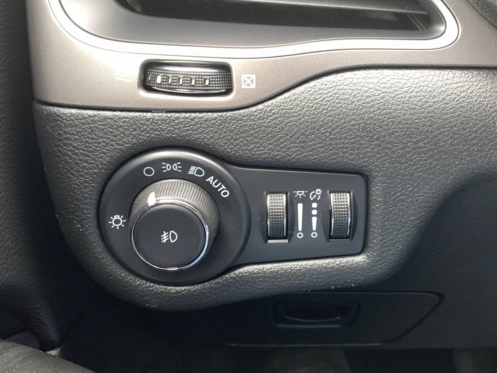 Used 2022 Jeep Cherokee Latitude Lux AWD/4WD image 23