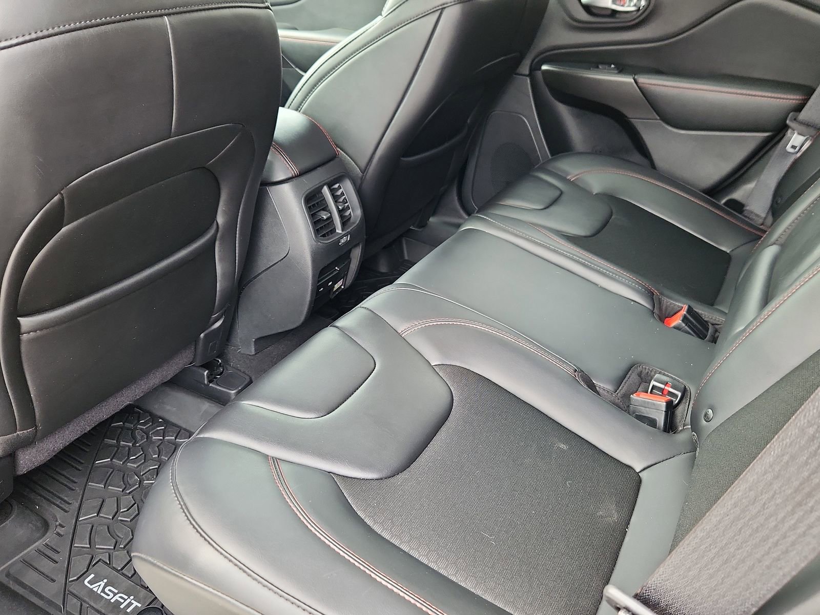 Used 2019 Jeep Cherokee Trailhawk w/ Comfort/Convenience Group AWD/4WD image 11