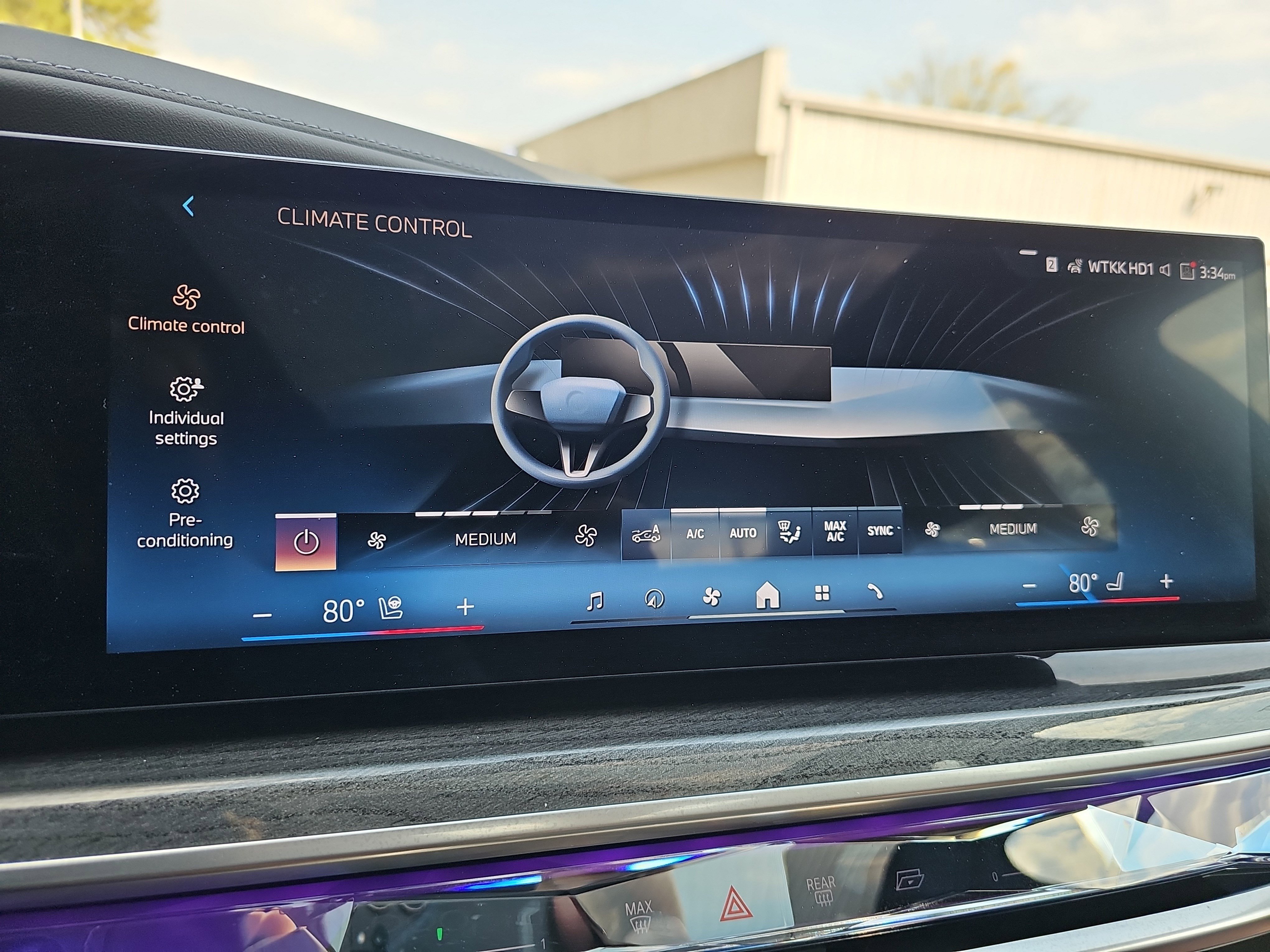 Certified 2025 BMW 750e xDrive image 23