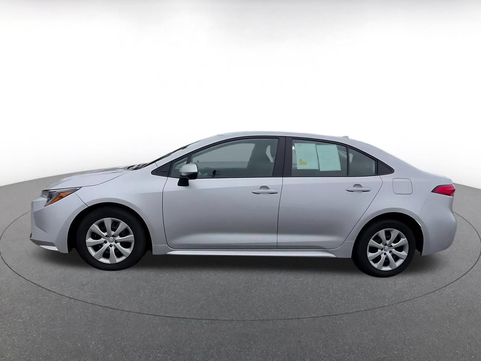 Used 2025 Toyota Corolla LE FWD image 9