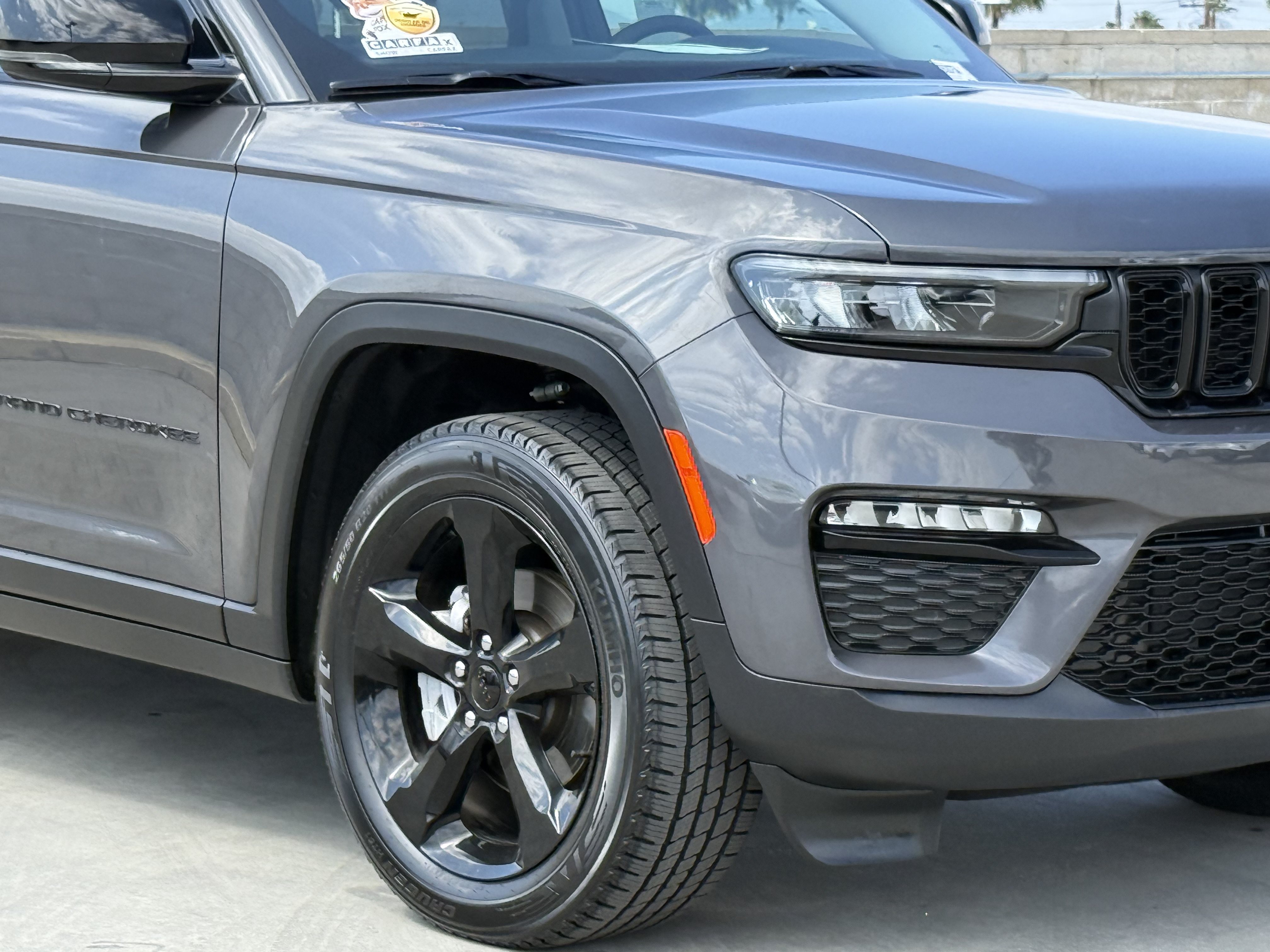 Used 2024 Jeep Grand Cherokee Limited w/ Black Appearance Package RWD image 4