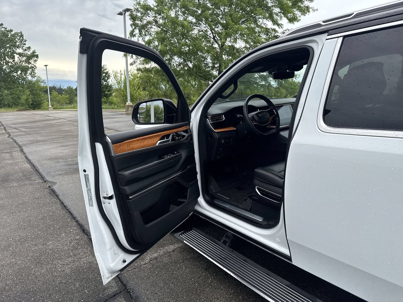 Used 2024 Jeep Grand Wagoneer L Series III AWD/4WD image 10